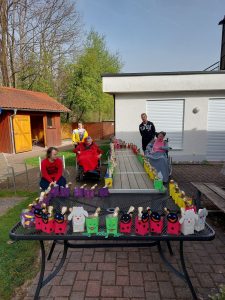 Die Osternester werden stolz präsentiert!