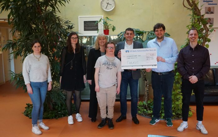 Bei der Übergabe des symbolischen Spendenschecks (v.l.n.r.:) Eva Schrantz (duale Studentin Leben inklusiv), Anna Zinken (Director Operations Farasis Energy Europe), Ilona Arnold (Marketing & Communication Manager Farasis Energy Europe), Tim Schwendemann (Beschäftigter Leben inklusiv), Dr. Stefan Bergold (General Manager Farasis Energy Europe) Dimitri Wedmann (Geschäftsbereichsleitung Arbeit, Tagesstruktur & Qualifizierung Leben inklusiv), Matthias Röhm (Mitarbeiter Leben inklusiv)