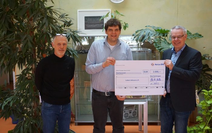 BU: Bei der Übergabe des symbolischen Spendenschecks (v.l.n.r.:) Rainer Digel (Werkstattleitung Leben inklusiv), Dimitri Wedmann (Geschäftsbereichsleitung Arbeit, Tagesstruktur & Qualifizierung Leben inklusiv) und Rolf Klass (Kommunalberater der EnBW-Tochter Netze BW GmbH)