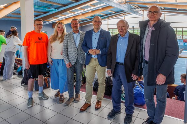 Von links: Die Vorstände Philipp Herrmann und Severine Hausmann, Bürgermeister Ulrich Spangenberg, Landrat Marcel Musolf, Vorsitzender des Verwaltungsrats Günter Schempp und Sachgebietsleitung Behindertenhilfe und Psychiatrieplanung Michael Köber