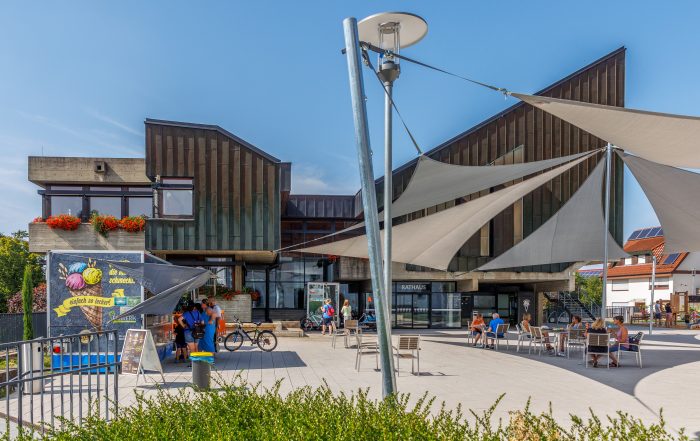 Unser Eiswagen in der neu gestalteten Ortsmitte vor dem Rathaus Frickenhausen